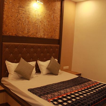 Hotel Skylark Vapi Exterior photo