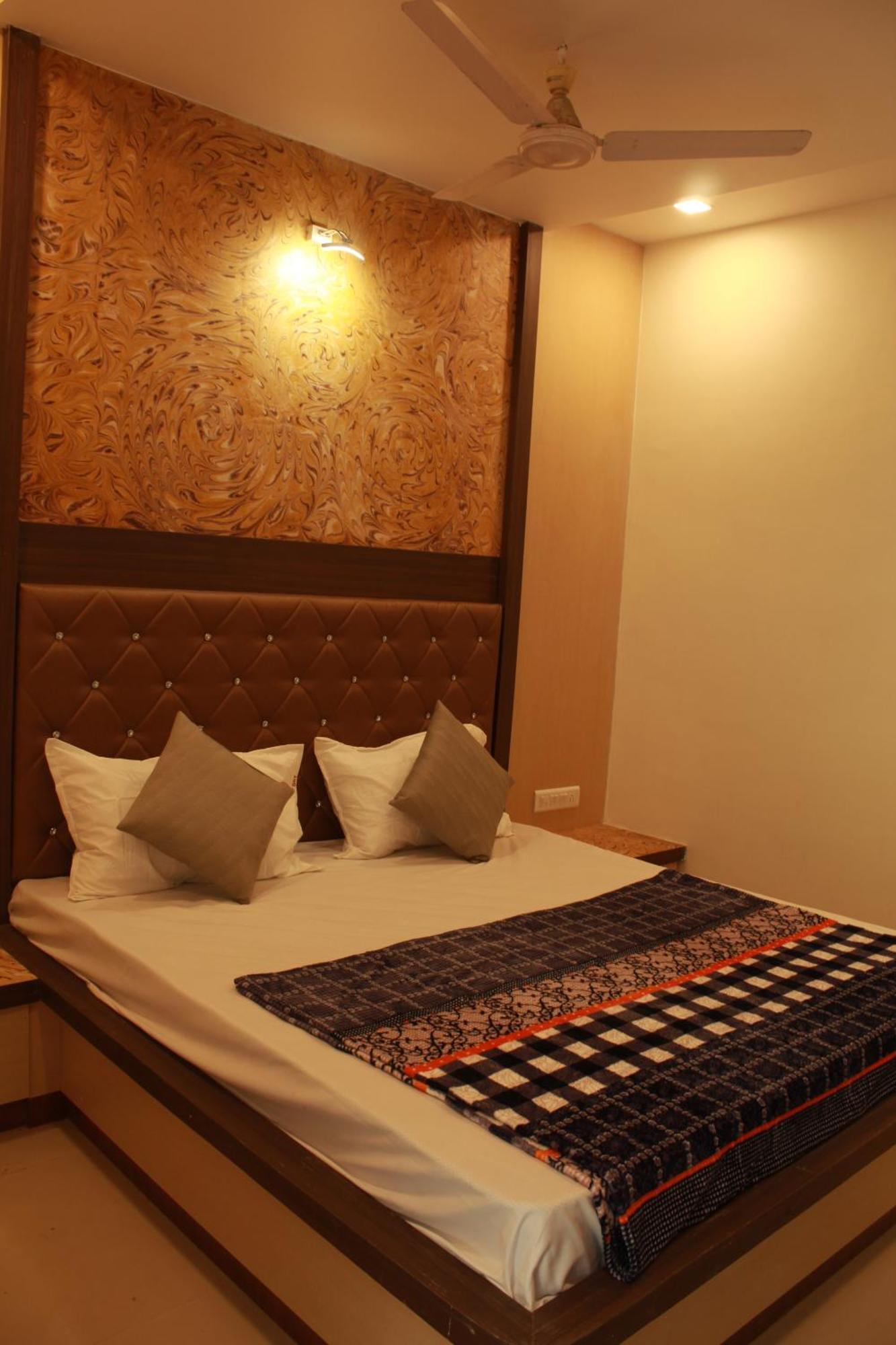 Hotel Skylark Vapi Exterior photo