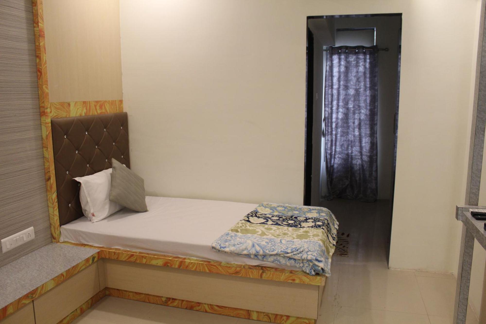 Hotel Skylark Vapi Exterior photo