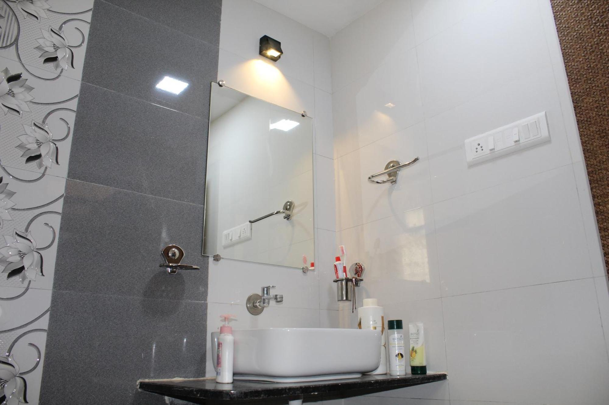 Hotel Skylark Vapi Exterior photo