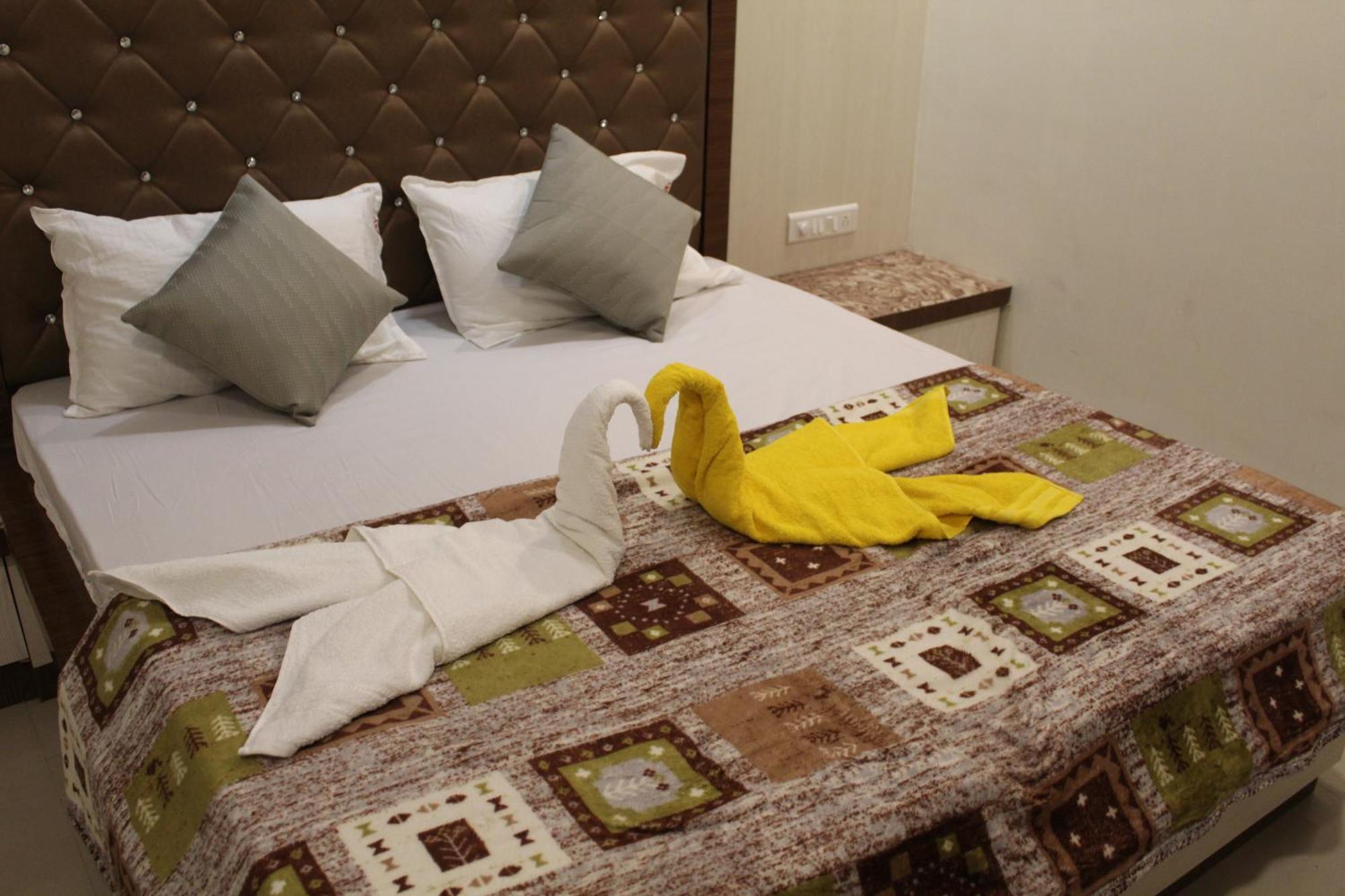 Hotel Skylark Vapi Exterior photo