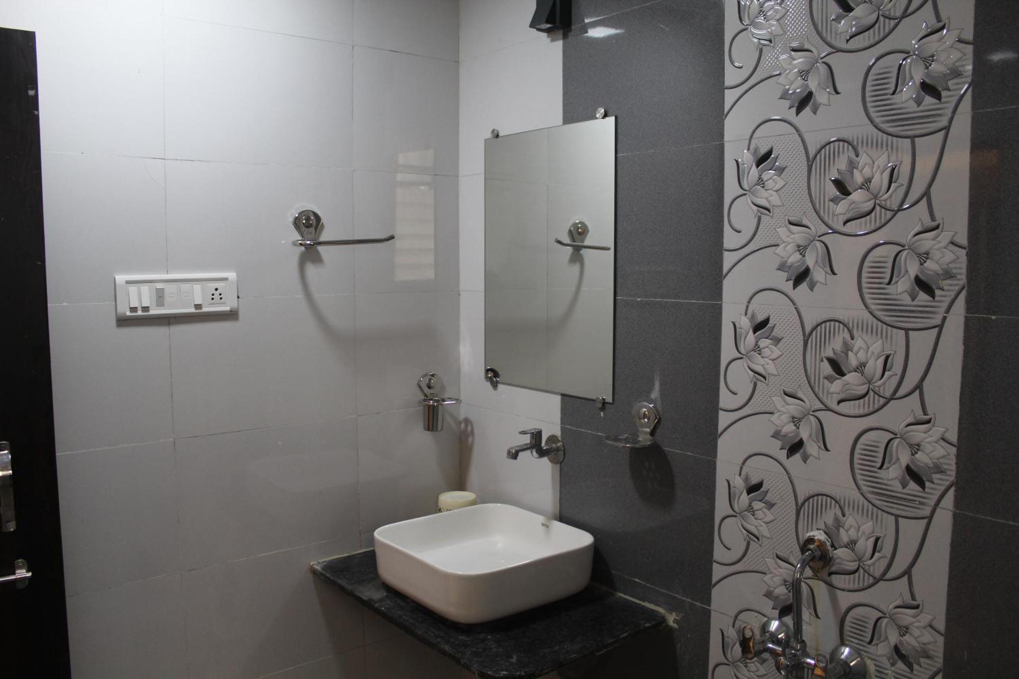 Hotel Skylark Vapi Exterior photo