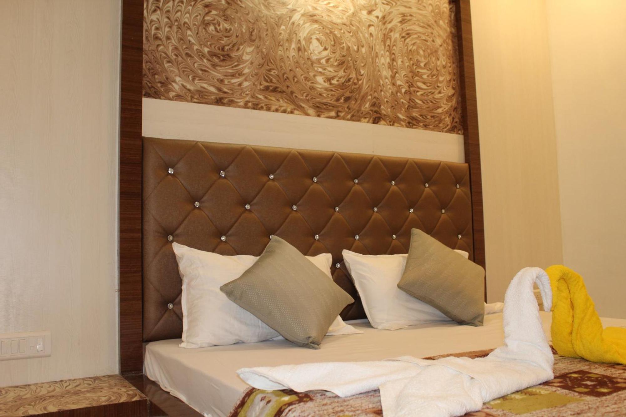 Hotel Skylark Vapi Exterior photo